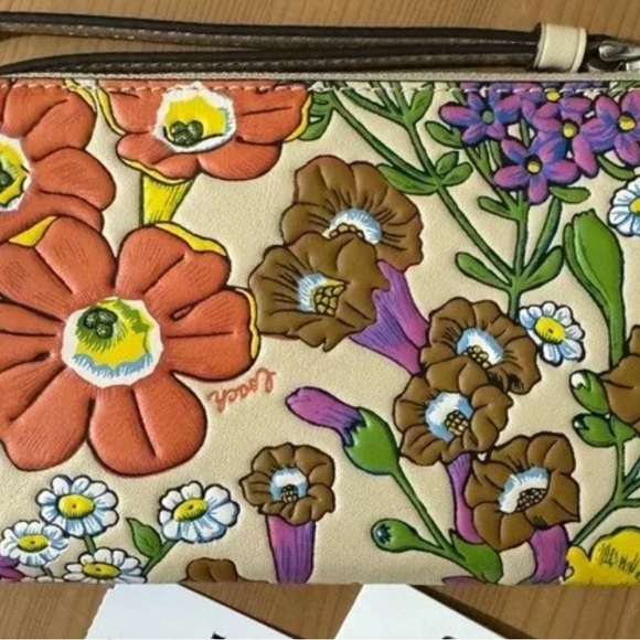 NWT COACH SMALL CORNER ZIP WRISTLET WITH FLORAL PRINT CR946 - Picture 4 of 9